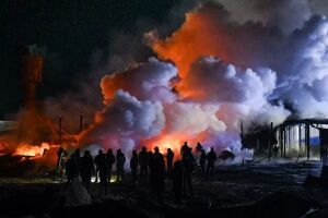 Масштабный пожар в Черновицкой области: в селе Каменка сгорел деревообрабатывающий цех