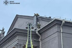 Ліквідація наслідків негоди у Запоріжжі: ДСНС врятували учасників концерту від обрушення покрівлі