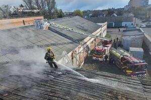 Ліквідація пожежі на підприємстві у Коростені: вогонь охопив покрівлю будівлі